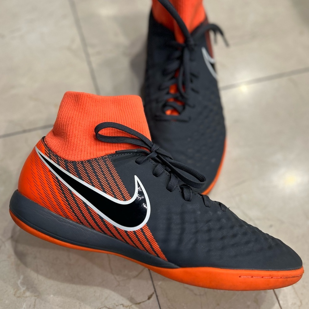 Nike - Magistax High Too for ankle support indoor Turf soccer shoes